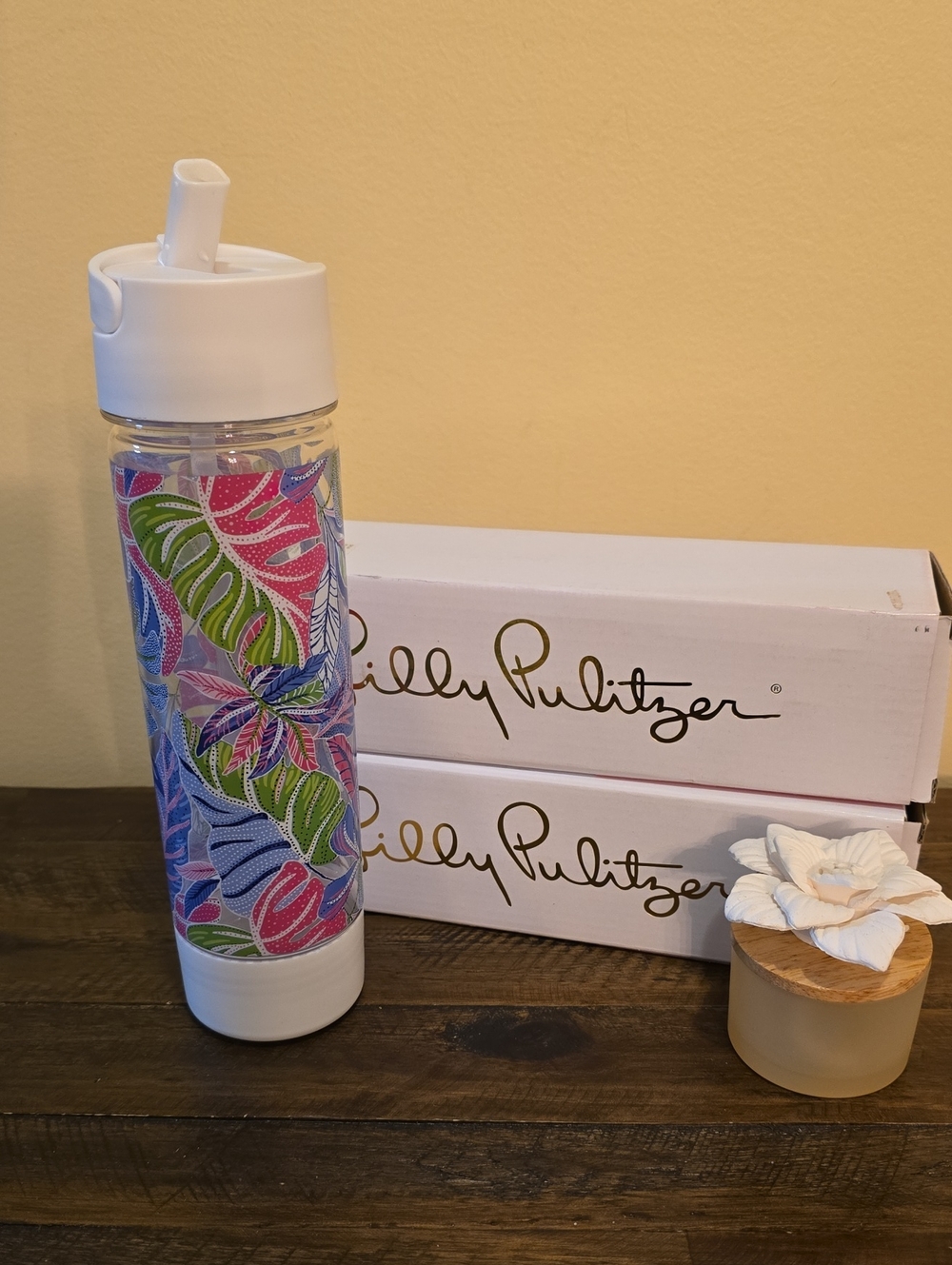 New In Box Lilly Pulitzer Floral Water Bottle